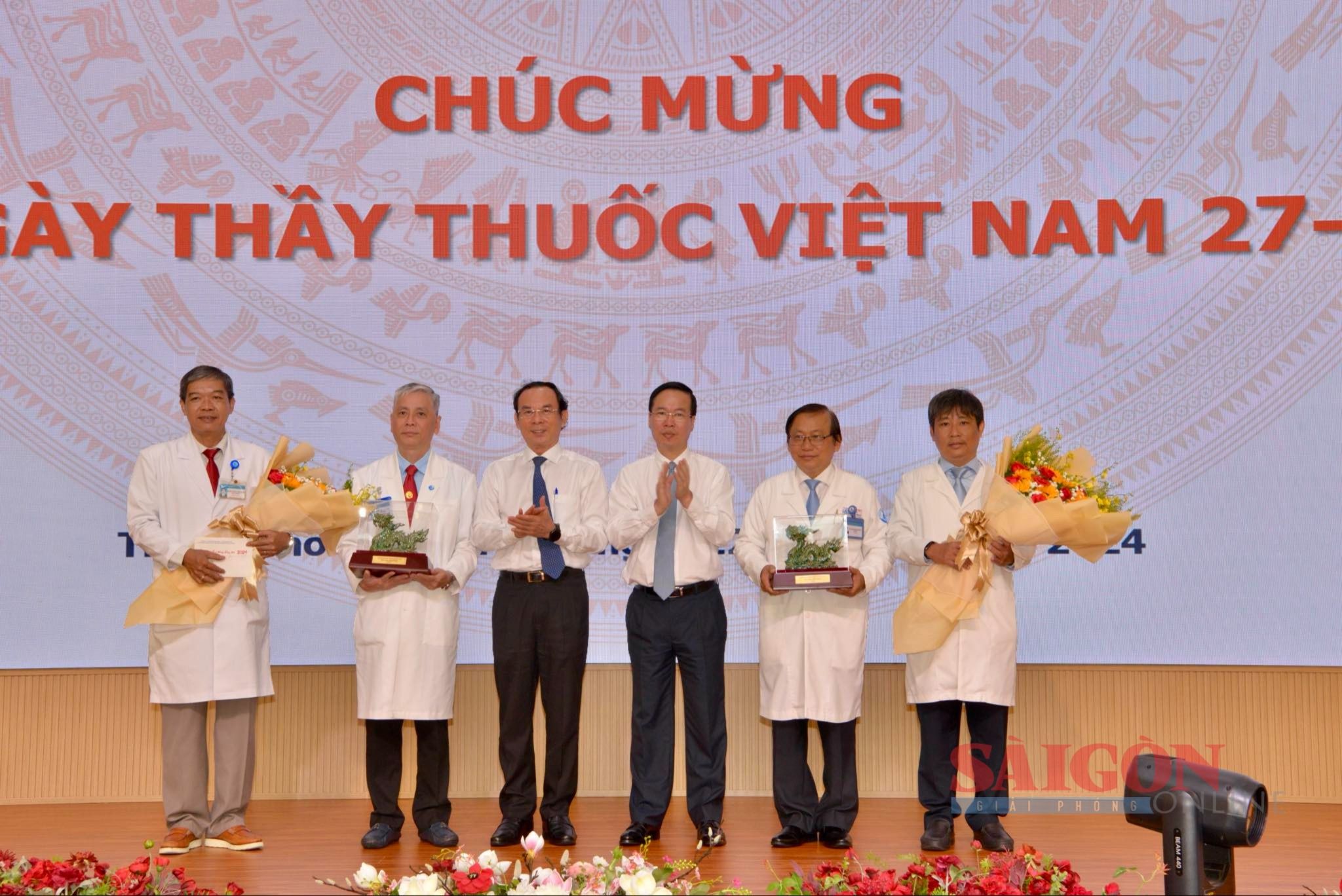Chủ tịch nước Võ Văn Thưởng đến thăm, chúc mừng các y bác sĩ Bệnh viện Nhi đồng 1 nhân kỷ niệm 69 năm Ngày Thầy thuốc Việt Nam.